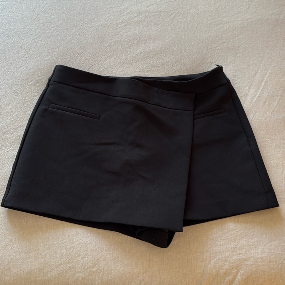 NWOT Zara Skort